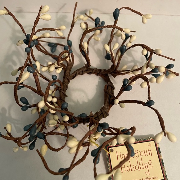 Pip Berry 4pc set, 2 Candle wreaths & 2 Colonial tin Star Candleholders - Picture 3 of 13